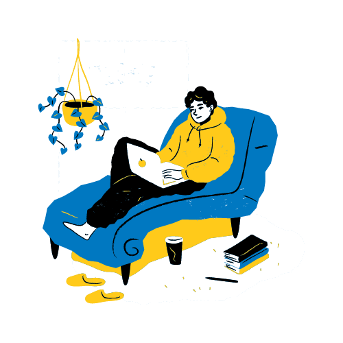 صورة لشاب يعمل عن بعد من بيته على كرسيه وحوله زهور ودفاتر